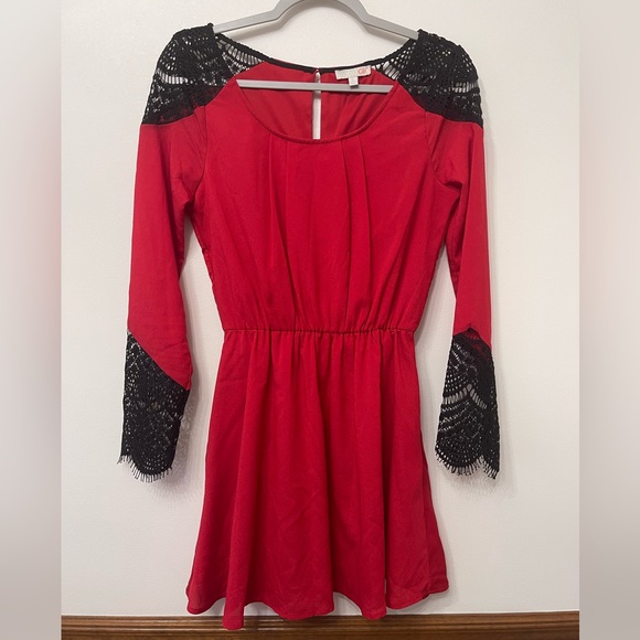 Gianni Bini Dresses & Skirts - GB Lace Sleeve Dress